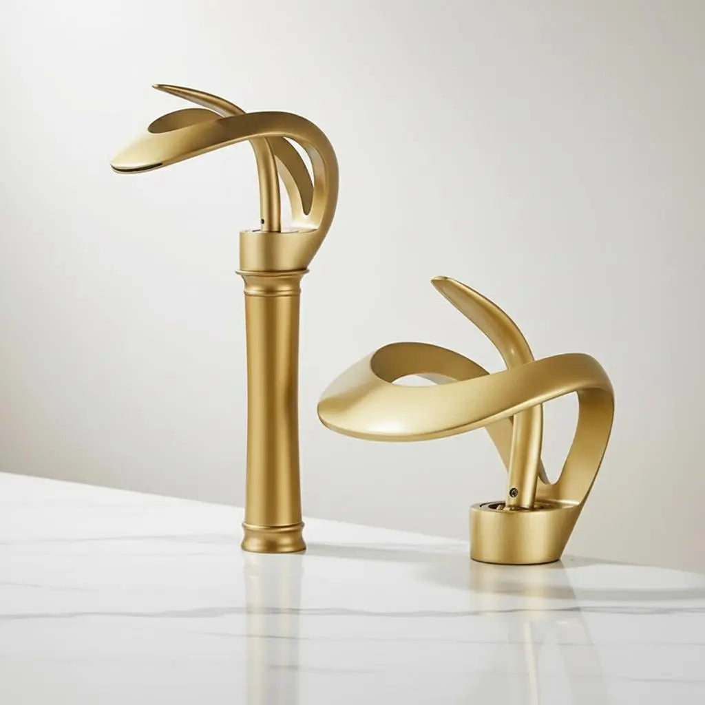Robinet de lavabo en laiton doré, bec cascade, design sculpté floral MaisonBrass