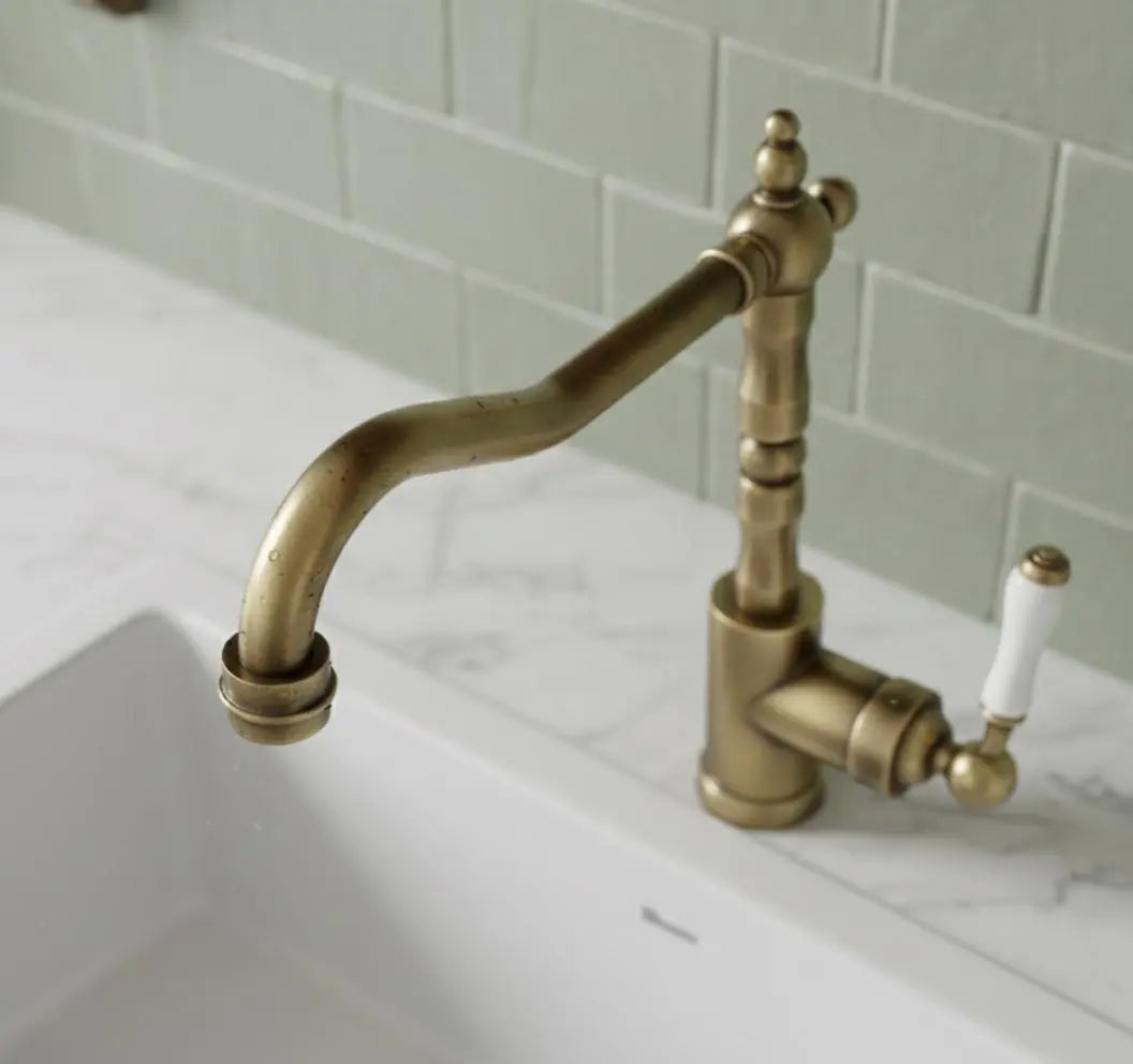 Mitigeur de cuisine en laiton antique & manette céramique blanche MaisonBrass