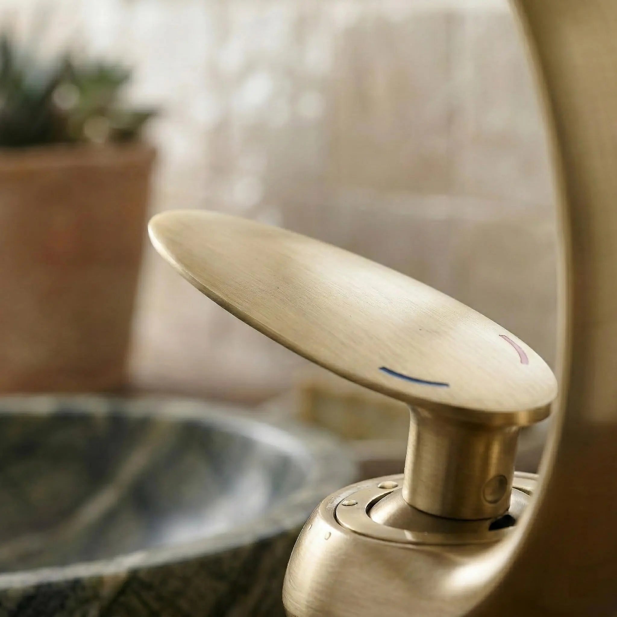 Robinet de lavabo en laiton brossé doré, bec arqué MaisonBrass