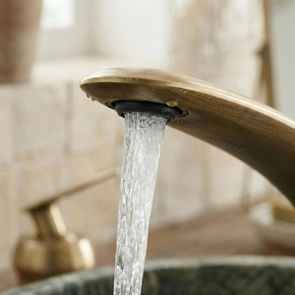 Robinet de lavabo en laiton brossé doré, bec arqué MaisonBrass