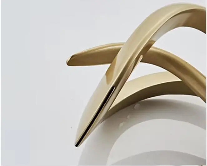 Robinet de lavabo en laiton doré, bec cascade, design sculpté floral MaisonBrass