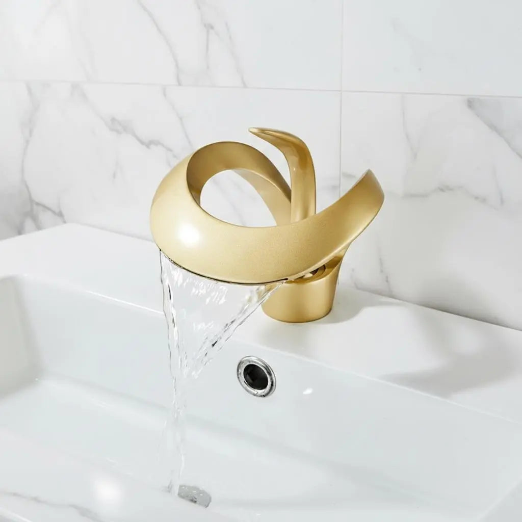 Robinet de lavabo en laiton doré, bec cascade, design sculpté floral MaisonBrass