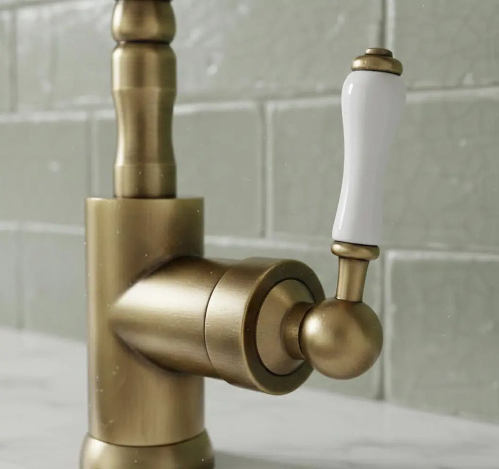 Mitigeur de cuisine en laiton antique & manette céramique blanche MaisonBrass