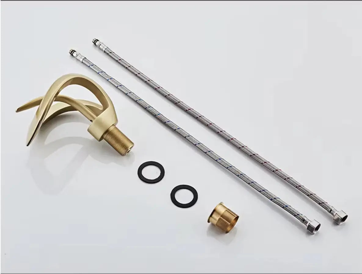Robinet de lavabo en laiton doré, bec cascade, design sculpté floral MaisonBrass