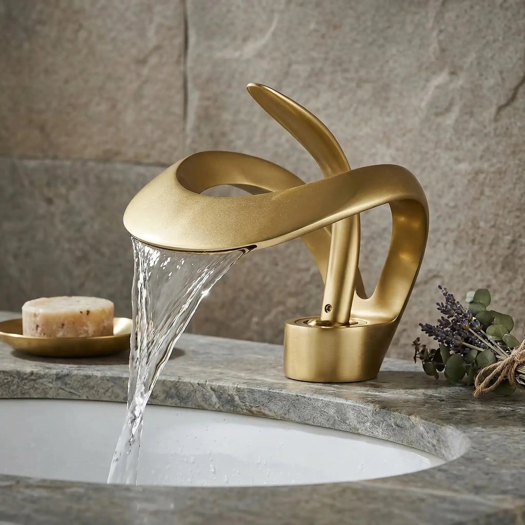 Robinet de lavabo en laiton doré, bec cascade, design sculpté floral MaisonBrass