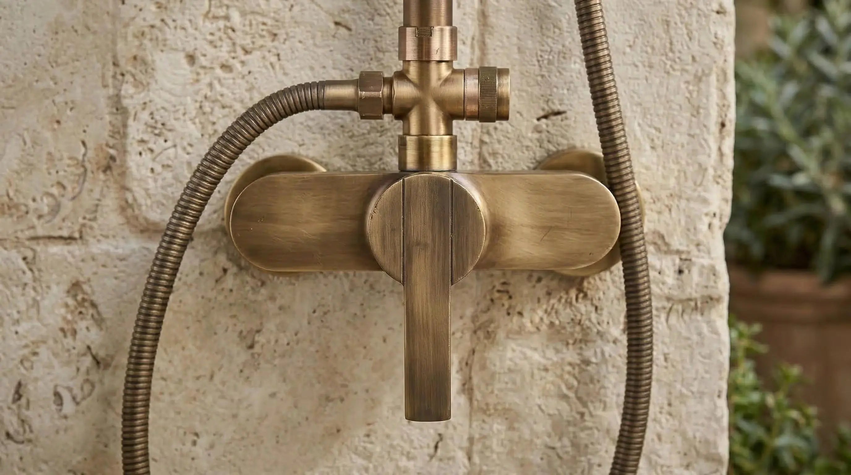 Apollon — Colonne de douche extérieure en laiton brossé massif MaisonBrass