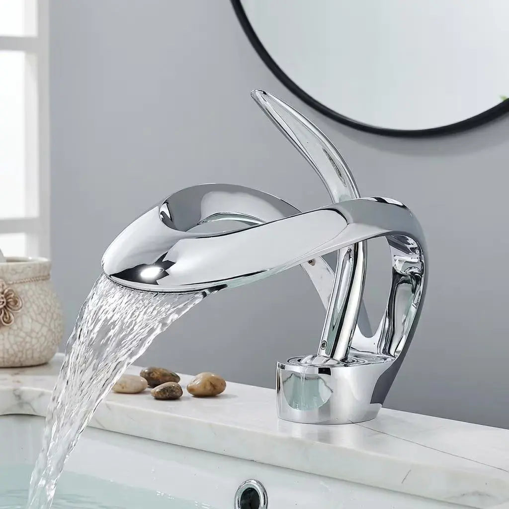 Robinet de lavabo en laiton doré, bec cascade, design sculpté floral MaisonBrass